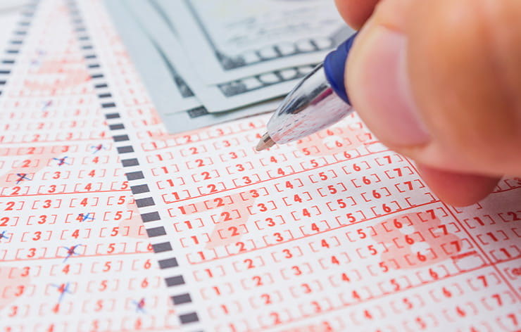 A player fills out an Ohio Lottery ticket.